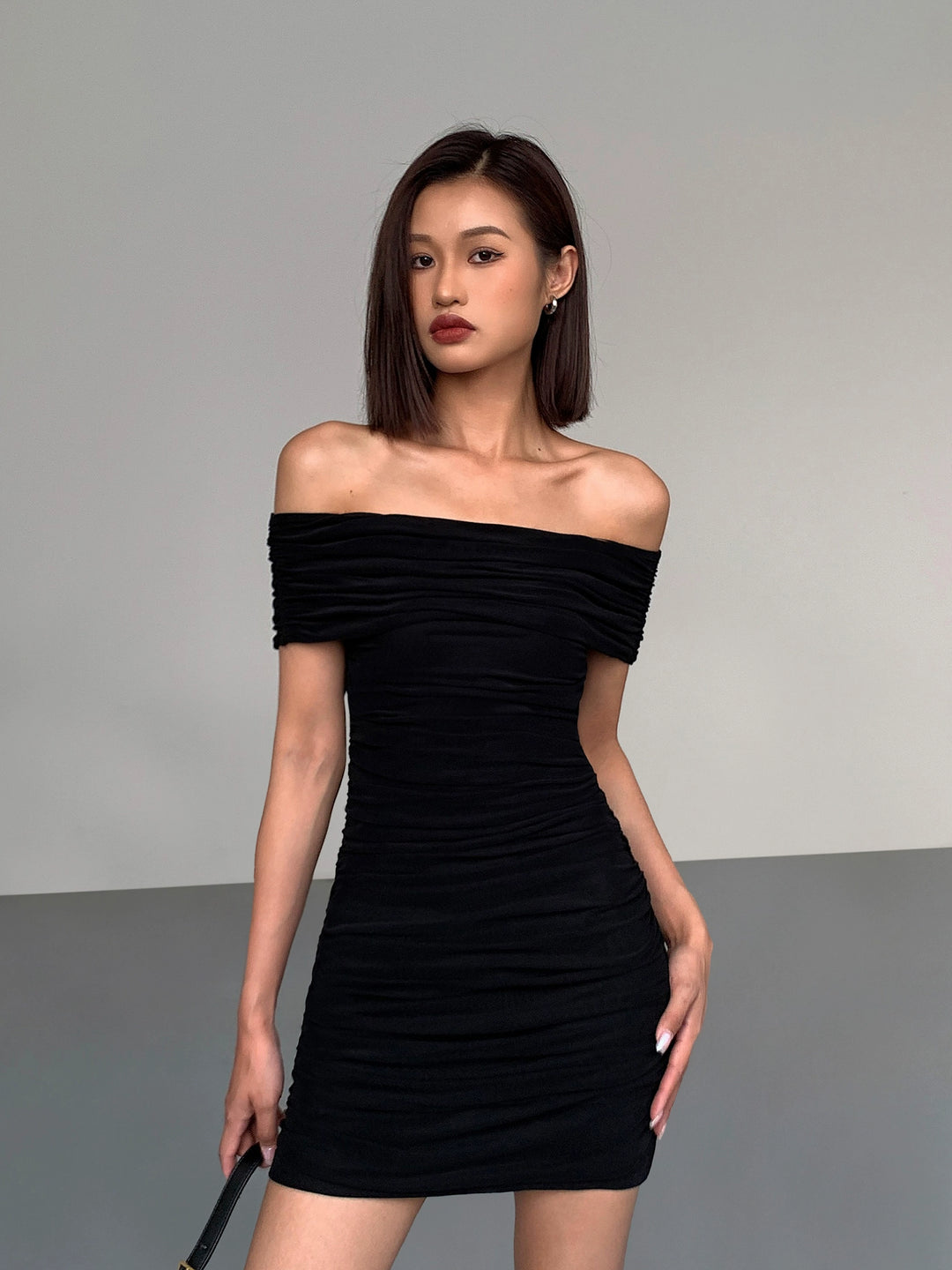 Noir Ripple Off-Shoulder Dress OUOD0239